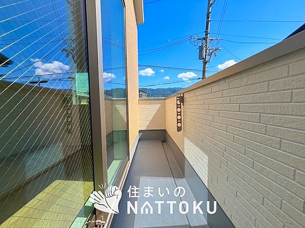 【バルコニー】奥行きが広く、洗濯物をゆったりと干せる十分な広さで、家族の洗濯も捗ります。
