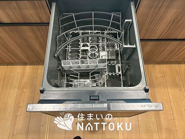 【食器洗い乾燥機】食後の時間にゆとりを与えてくれる食器洗い乾燥機。
操作ボタンも上面にあるので、腰をかがめずに操作ができラクラクです。