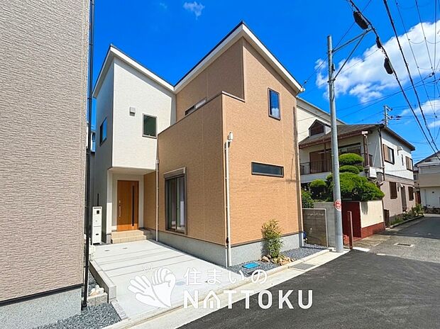 【現地写真(外観)【1号地】】軽くて火災に強い屋根材を採用し、地震時の建物への負担や揺れを軽減しています。