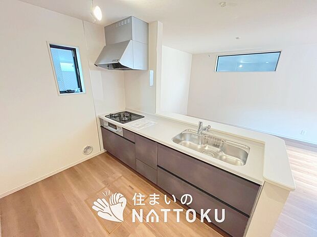 【現地写真(キッチン)】収納たっぷりのシステムキッチン、浄水器付水栓を標準装備しています。