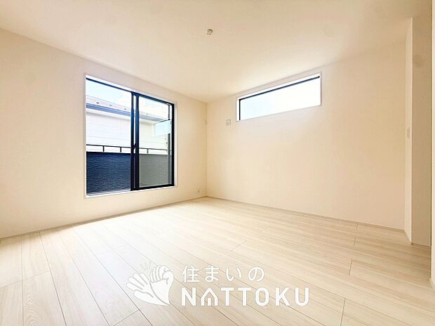 【現地写真(寝室)】木目の美しさを際立たせるシンプルデザインの建具を使用しています。