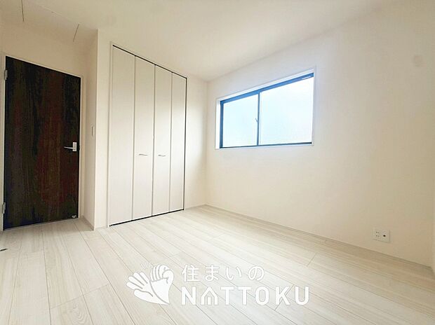 【現地写真(洋室)】木目の美しさを際立たせるシンプルデザインの建具を使用しています。
