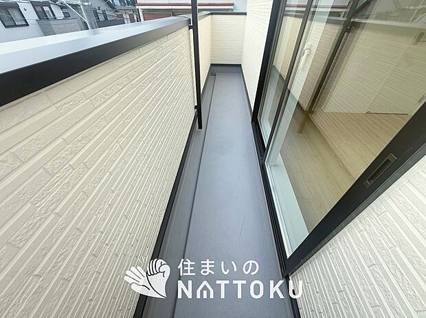 【バルコニー】奥行きが広く、洗濯物をゆったりと干せる十分な広さで、家族の洗濯も捗ります。