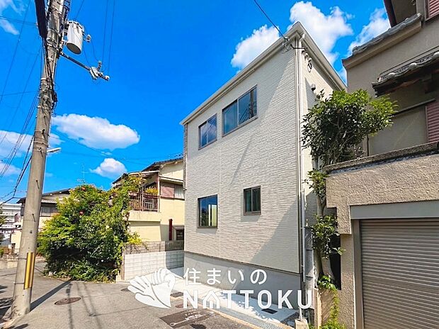 【現地写真(前道含む外観)】断熱性、気密性を高める工夫で一年中ずっと心地よく暮らせる、高気密・高断熱です。