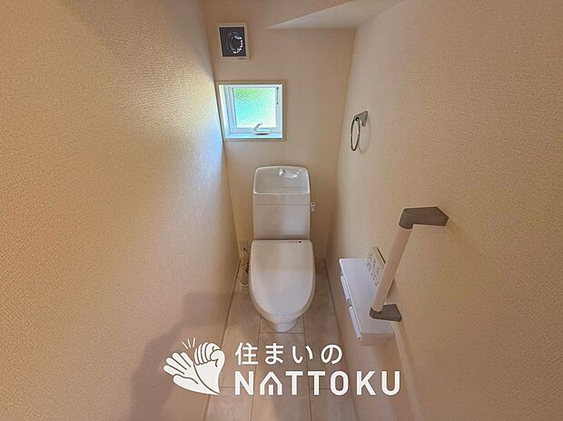 【トイレ】汚れてもサッとひと拭きでお手入れ簡単、エコ仕様の温水洗浄便座付きのトイレです。
バリアフリーにも配慮しています。