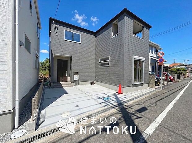 【現地写真(外観)【2号地】】軽くて火災に強い屋根材を採用し、地震時の建物への負担や揺れを軽減しています。