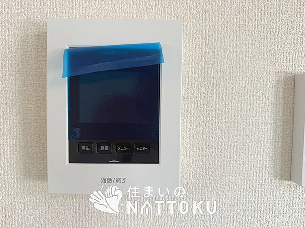 【TVモニター付インターホン】録画機能付きで、自動録画のほか、手動録画もできます。
受話、呼出音量の調整、明るさ調整が可能です。また、来訪者をズーム機能でズームアップして確認できます。