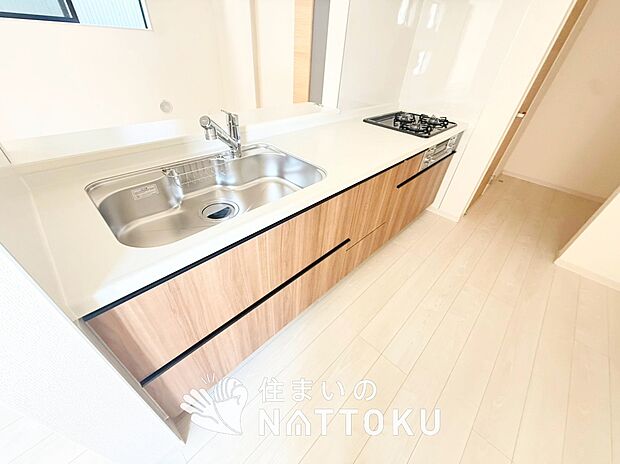 【現地写真(キッチン)】収納たっぷりのシステムキッチン、浄水器付水栓を標準装備しています。