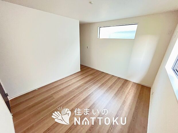 【現地写真(寝室)】木目の美しさを際立たせるシンプルデザインの建具を使用しています。