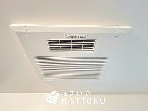 【電気式浴室暖房換気乾燥機】寒い冬場はあたたかく、暑い夏場は扇風機のような心地よさです。
雨の日は、浴室が衣類乾燥スペースになります。