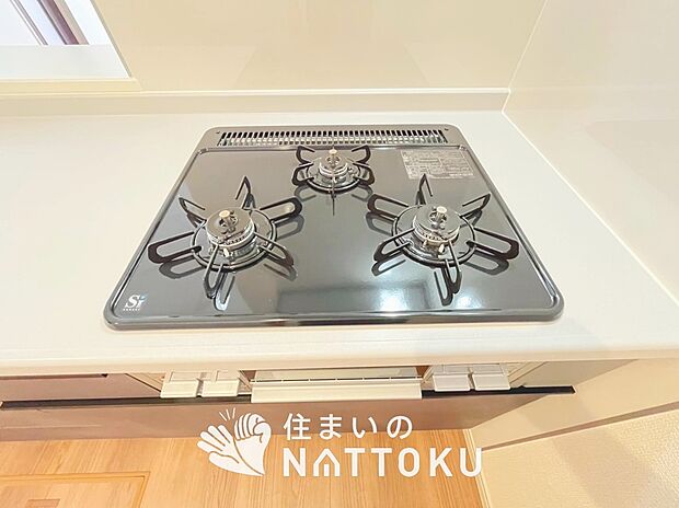 【ビルトインコンロ】フラットな構造で清掃性が高く、過熱防止センサー付3口タイプで日頃の家事も快適です。