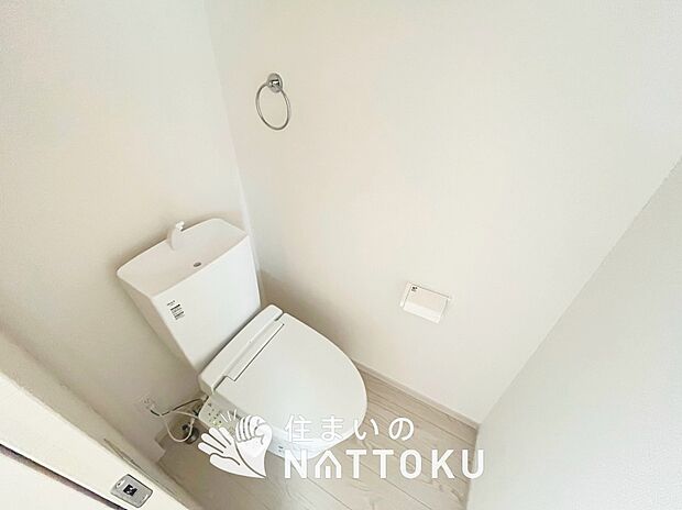 【トイレ】汚れてもサッとひと拭きでお手入れ簡単、エコ仕様の温水洗浄便座付きのトイレです。
バリアフリーにも配慮しています。