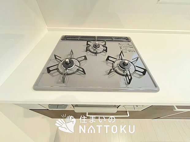 【ビルトインコンロ】フラットな構造で清掃性が高く、過熱防止センサー付3口タイプで日頃の家事も快適です。
