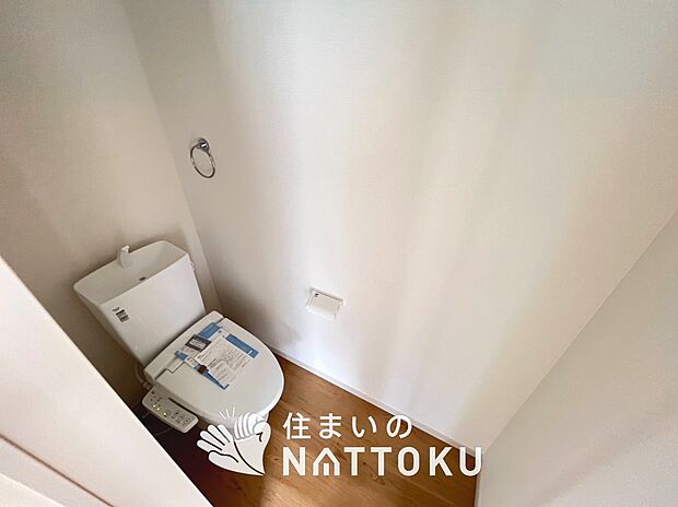 【トイレ】汚れてもサッとひと拭きでお手入れ簡単、エコ仕様の温水洗浄便座付きのトイレです。
バリアフリーにも配慮しています。