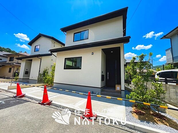 【現地写真(街並み)】軽くて火災に強い屋根材を採用し、地震時の建物への負担や揺れを軽減しています。