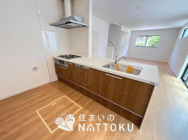 【現地写真(キッチン)】収納たっぷりのシステムキッチン、浄水器付水栓を標準装備しています。