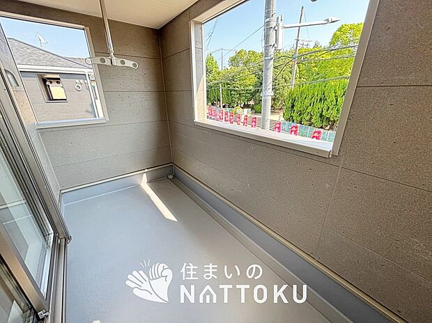 【バルコニー】奥行きが広く、洗濯物をゆったりと干せる十分な広さで、家族の洗濯も捗ります。