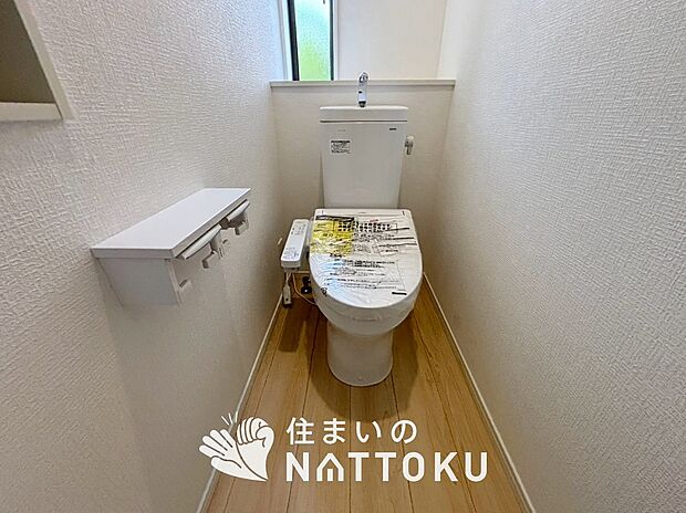 【トイレ】汚れてもサッとひと拭きでお手入れ簡単、エコ仕様の温水洗浄便座付きのトイレです。
バリアフリーにも配慮しています。