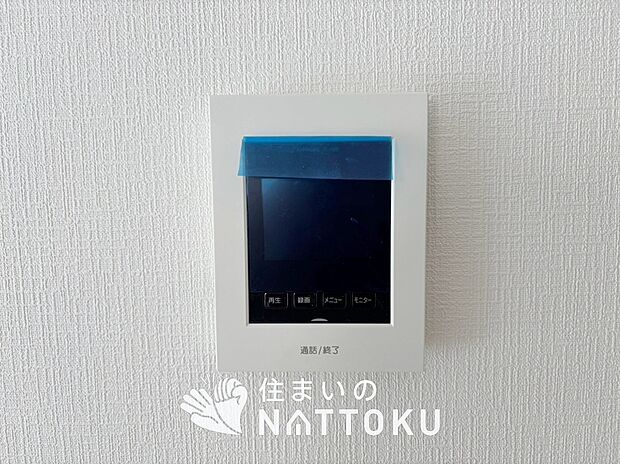 【TVモニター付インターホン】手放し通話ができ、送話表示灯で送話・受話状態が確認できます。
映像と音声で玄関先の様子をチェックできるモニター機能や、夜間の訪問者の顔も確認できるLEDライトを装備しています。