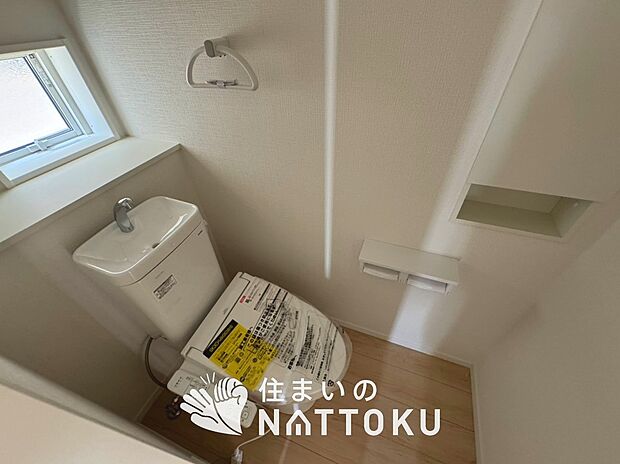 【トイレ】汚れてもサッとひと拭きでお手入れ簡単、エコ仕様の温水洗浄便座付きのトイレです。
バリアフリーにも配慮しています。