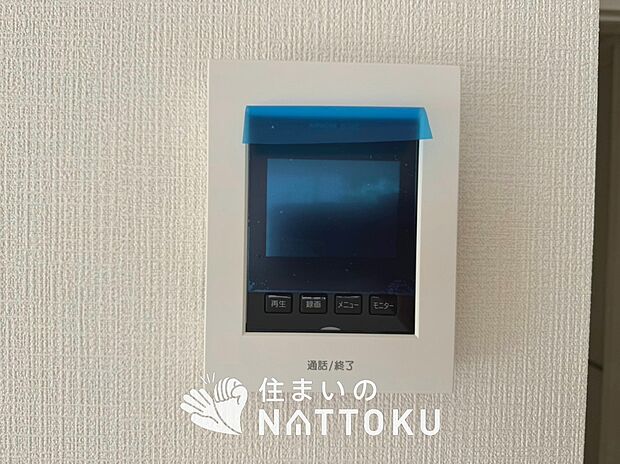 【TVモニター付インターホン】手放し通話ができ、送話表示灯で送話・受話状態が確認できます。
映像と音声で玄関先の様子をチェックできるモニター機能や、夜間の訪問者の顔も確認できるLEDライトを装備しています。