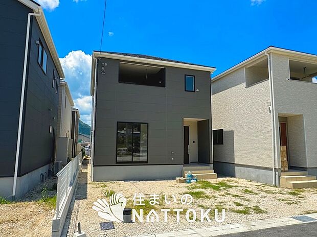 【現地写真(外観)【3号地】】軽くて火災に強い屋根材を採用し、地震時の建物への負担や揺れを軽減しています。