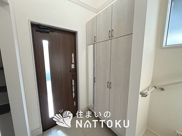 【現地写真(玄関)】玄関には、大型のシューズ収納を設置しています。