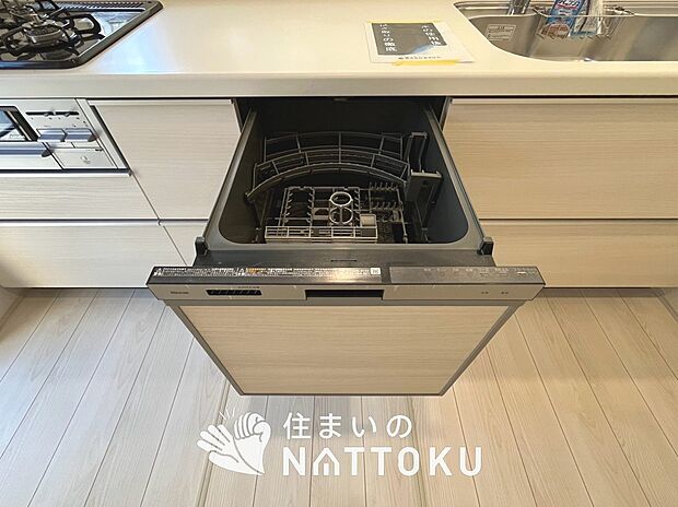 【食器洗い乾燥機】食後の時間にゆとりを与えてくれる食器洗い乾燥機。
操作ボタンも上面にあるので、腰をかがめずに操作ができラクラクです。