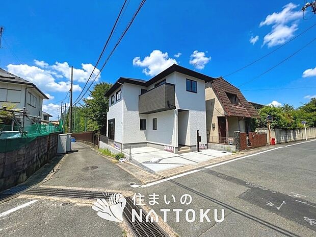 【現地写真(前道含む外観)】断熱性、気密性を高める工夫で一年中ずっと心地よく暮らせる、高気密・高断熱です。