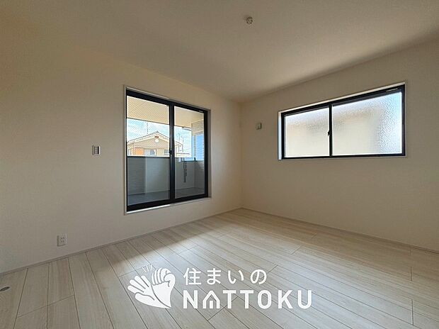 【現地写真(寝室)】木目の美しさを際立たせるシンプルデザインの建具を使用しています。