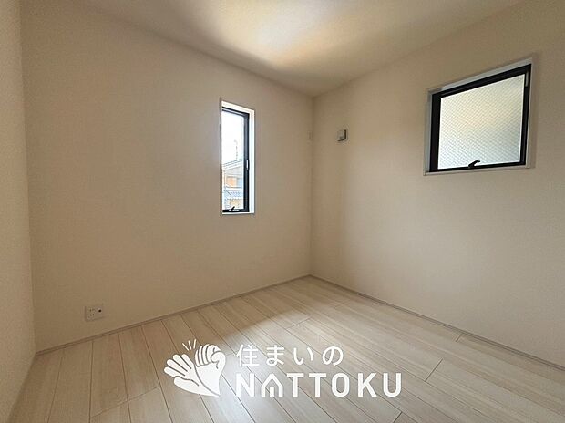 【現地写真(洋室)】木目の美しさを際立たせるシンプルデザインの建具を使用しています。