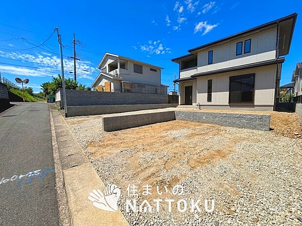【現地写真(前道含む外観)】健康被害に配慮したもっとも安全性の高い建材を採用し、シックハウス対策をしております。