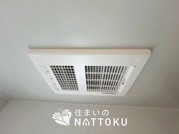 【浴室暖房換気乾燥機】サイドブロー機能で、乾燥効率アップです。
サイドに吹き出しを搭載することにより浴室内を端まで循環する気流ができ、さらに省エネ性能がアップします。