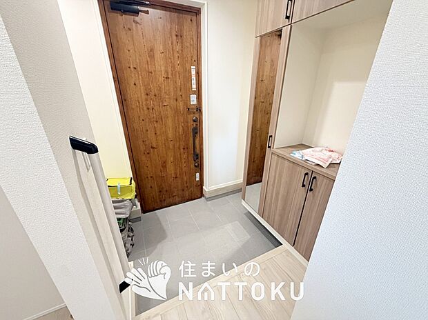【現地写真(玄関)】玄関には、大型のシューズ収納を設置しています。