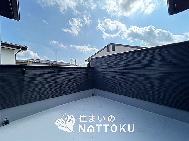 【バルコニー】奥行きが広く、洗濯物をゆったりと干せる十分な広さで、家族の洗濯も捗ります。