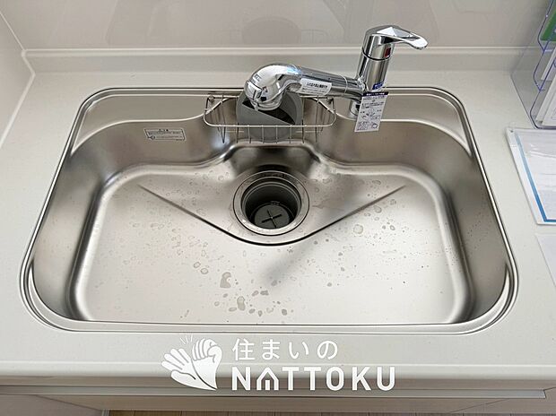 【浄水器一体型シャワー水栓付シンク】広々とした凸型シンクに洗剤ポケットを標準装備。すっきり収納できます。
また、蛇口の先端に浄水器を内蔵しているため場所をとりません。