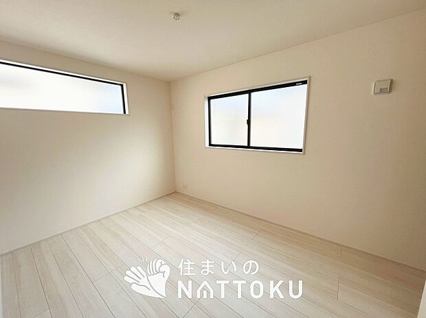 【現地写真(洋室)】木目の美しさを際立たせるシンプルデザインの建具を使用しています。