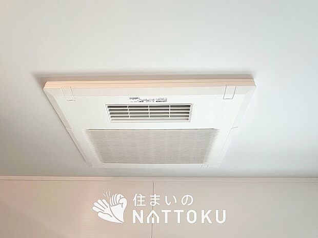 【電気式浴室暖房換気乾燥機】寒い冬場はあたたかく、暑い夏場は扇風機のような心地よさです。
雨の日は、浴室が衣類乾燥スペースになります。