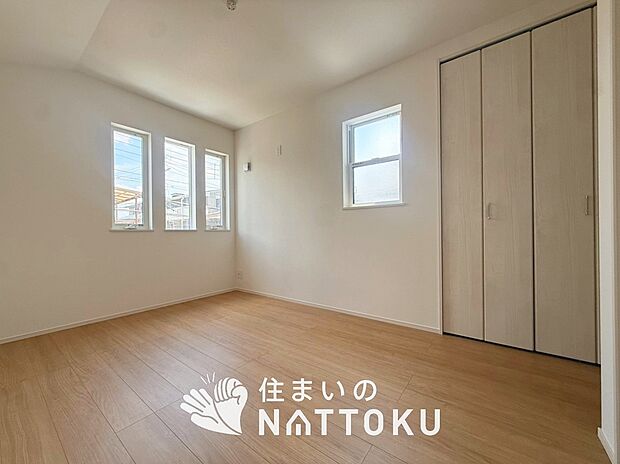 【現地写真(洋室)】木目の美しさを際立たせるシンプルデザインの建具を使用しています。