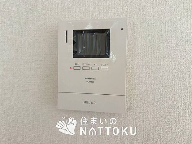 【TVモニター付インターホン】手放し通話ができ、送話表示灯で送話・受話状態が確認できます。
映像と音声で玄関先の様子をチェックできるモニター機能や、夜間の訪問者の顔も確認できるLEDライトを装備しています。