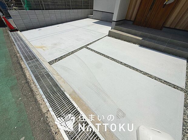 【現地写真(駐車場)】駐車スペースが広く、運転が苦手な方も安心です。
