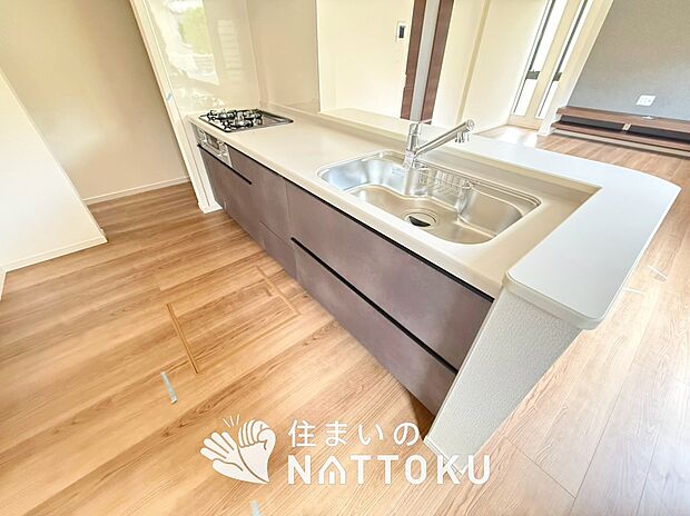 【現地写真(キッチン)】収納たっぷりのシステムキッチン、浄水器付水栓を標準装備しています。