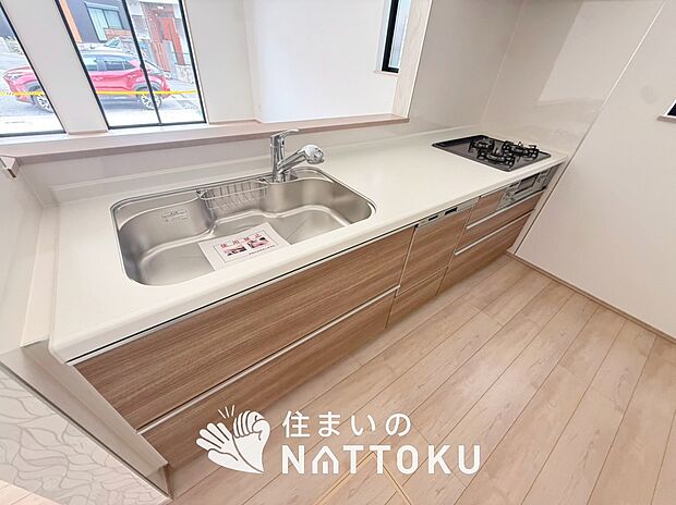 【現地写真(キッチン)】収納たっぷりのシステムキッチン、浄水器付水栓を標準装備しています。