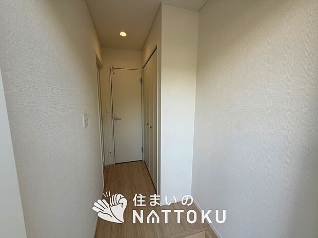 【現地写真(玄関)】玄関には、大型のシューズ収納を設置しています。
