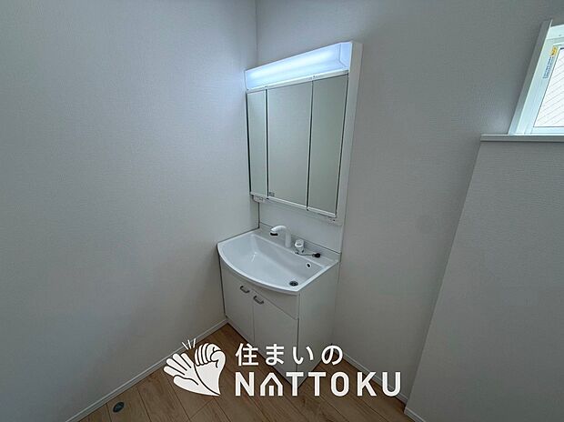 【洗面台・洗面所】鏡の両サイドは、必要なものを取出しやすく、大きな鏡面で朝の準備も快適。
使いやすいリフトアップ機能付きのシングルレバーシャワー水栓付です。