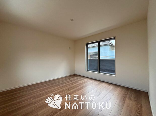 【現地写真(寝室)】木目の美しさを際立たせるシンプルデザインの建具を使用しています。