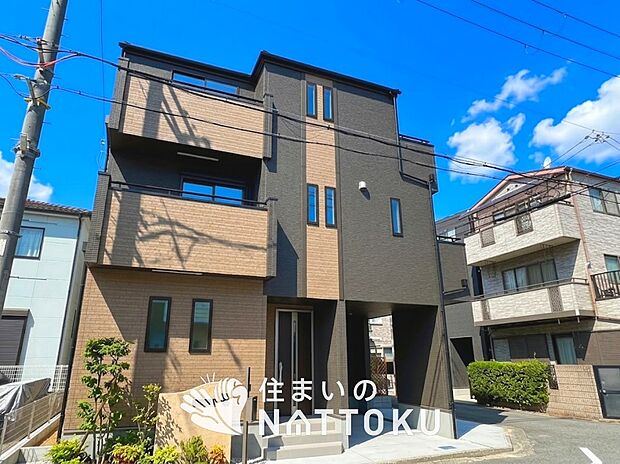 【現地写真(外観)】雨で汚れを落とし、耐久性・耐候性に優れた外壁を使用しています。