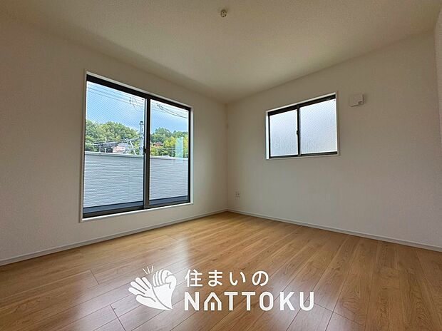 【現地写真(寝室)】木目の美しさを際立たせるシンプルデザインの建具を使用しています。