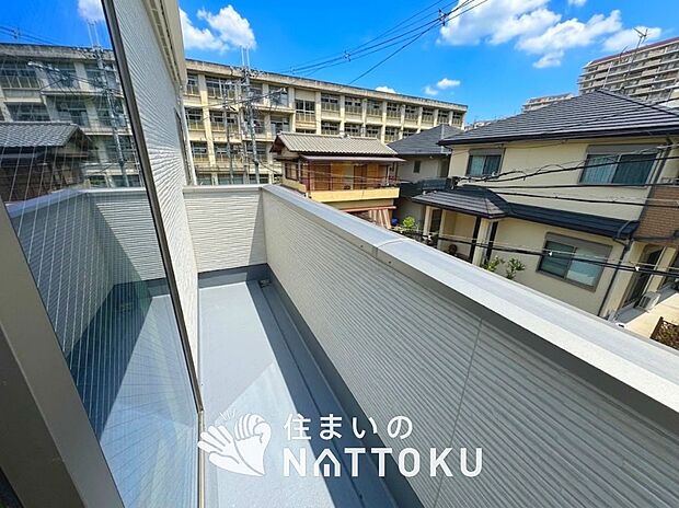 【バルコニー】奥行きが広く、洗濯物をゆったりと干せる十分な広さで、家族の洗濯も捗ります。