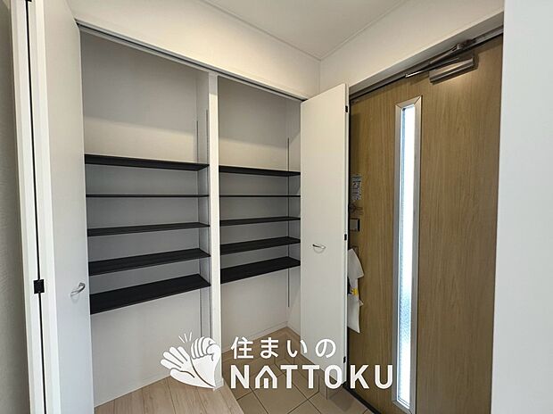 【現地写真(玄関)】玄関には、大型のシューズ収納を設置しています。